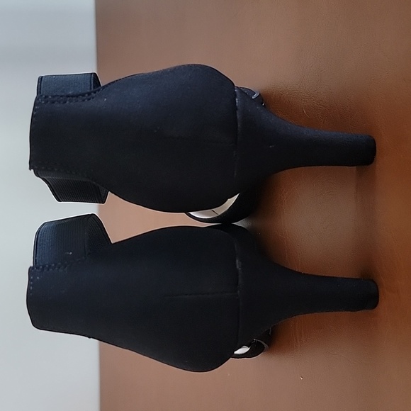 Woman's Life Stride Black Heels - Picture 5 of 10